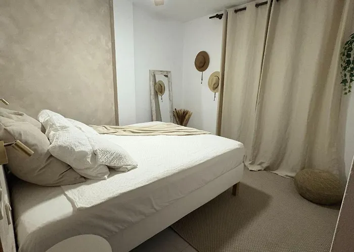 Penthouse Retreat With Pool Appartement